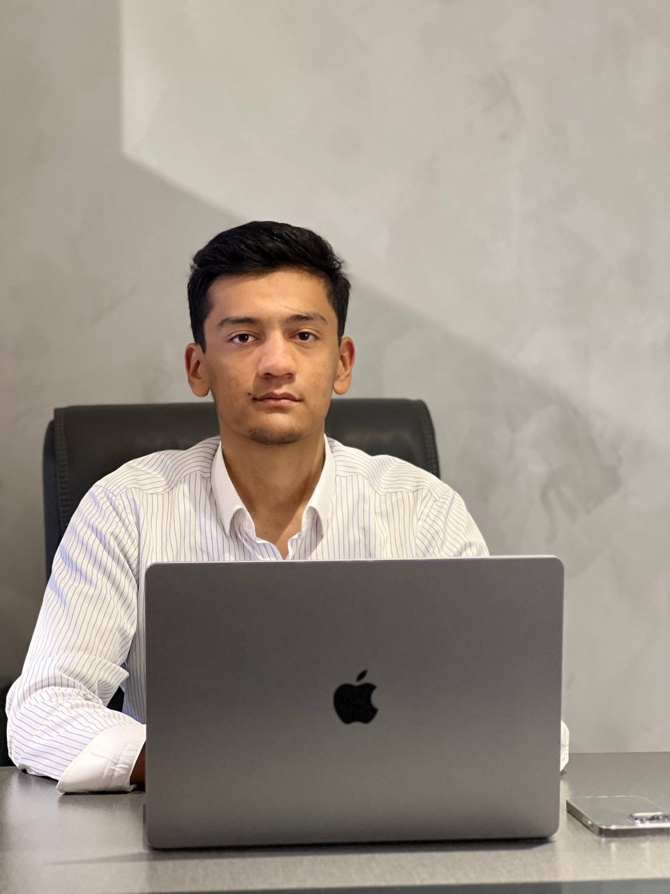 Umidjon Majidov — web designer va developer, ish stolida